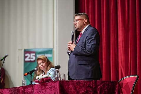 Кирил Вълчев говори пред гражданите, до него Илияна Йотова, в Асеновград