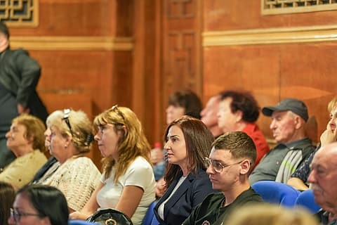 Граждани слушат кандидатите на срещата в Асеновград