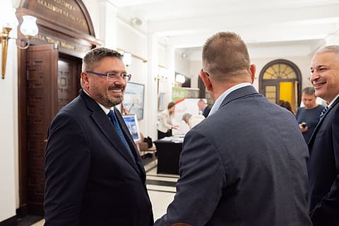 Кирил Вълчев поздравява гости на представянето в БАН