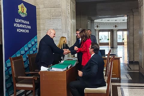 Папките с подписите на гишето на Централната избирателна комисия