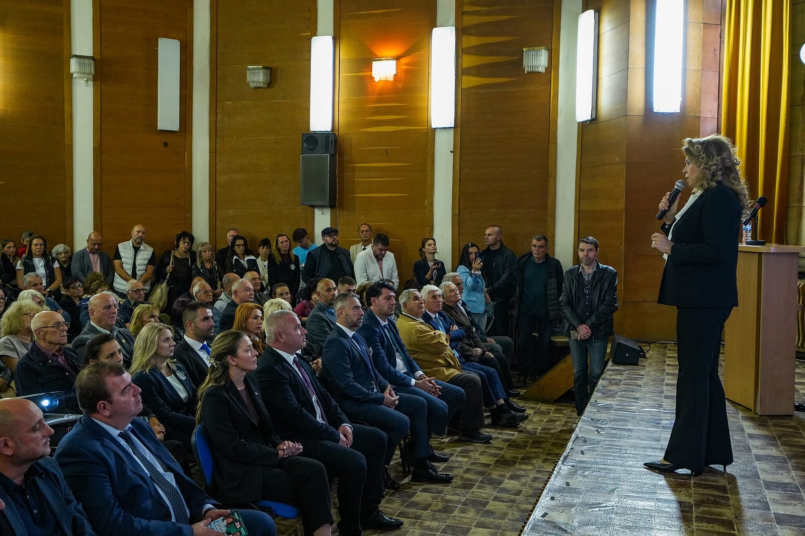 Илияна Йотова говори пред препълнената зала в Дупница