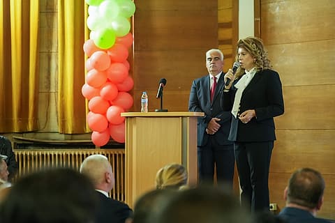 Илияна Йотова на сцената по време на срещата с граждани в Дупница