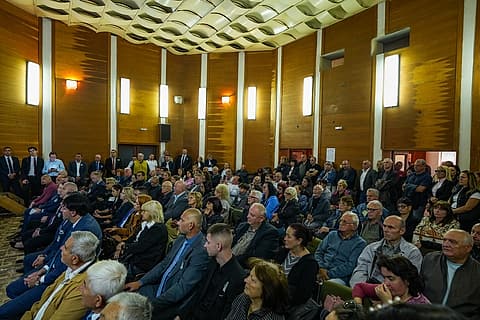 Пълната зала по време на срещата с Илияна Йотова в Дупница