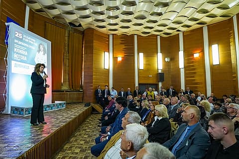 Илияна Йотова говори пред гражданите в Дупница