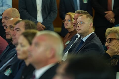 Граждани слушат Илияна Йотова в Дупница