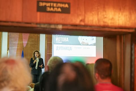 Илияна Йотова в залата в Дупница