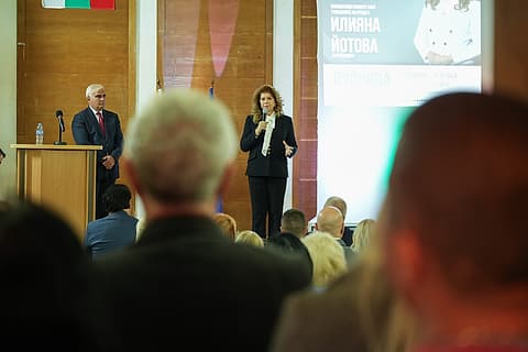 Илияна Йотова отговаря на гражданите в Дупница