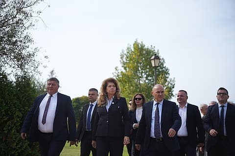 Илияна Йотова пристига на срещата в Гълъбово