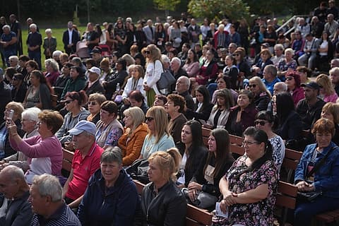 Гражданите на Гълъбово слушат Илияна Йотова