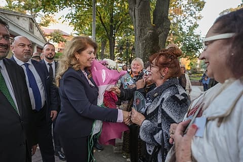 Жителка на Хасково поздравява Илияна Йотова