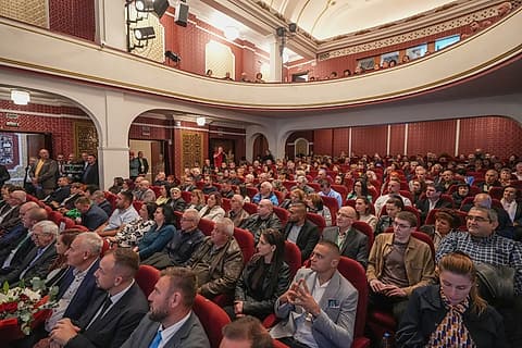 Пълната зала на срещата с Илияна Йотова и Кирил Вълчев в Хасково