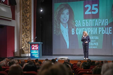 Илияна Йотова говори на срещата в Хасково
