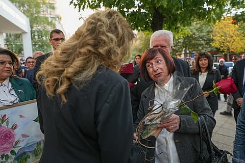 Жителка на Монтана поднася цветя на Илияна Йотова