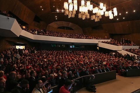 Залата на Държавната опера в Бургас по време на срещата
