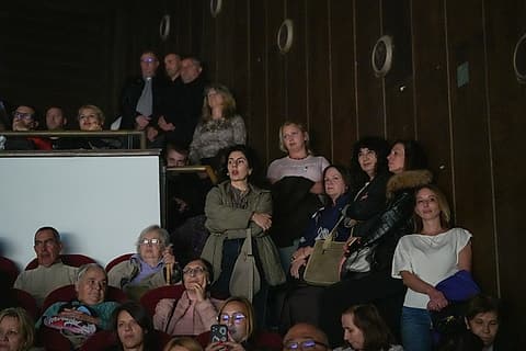 Препълнената зала на Държавната опера в Бургас