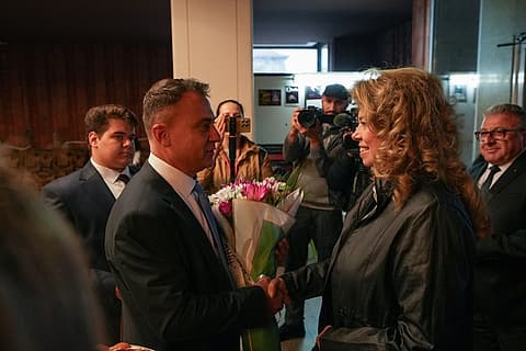 Илияна Йотова получава цветя при пристигането си в Бургас