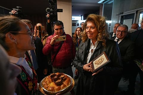 Илияна Йотова е посрещната с питка в Бургас