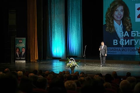 Кирил Вълчев говори пред гражданите в Бургас