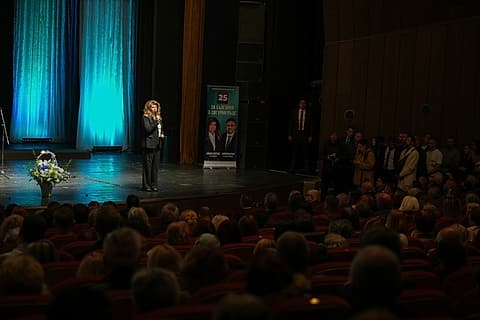 Илияна Йотова говори пред препълнената зала в Бургас