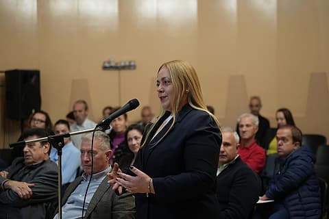 Представителка на КТ „Подкрепа“ задава въпрос на кандидатите