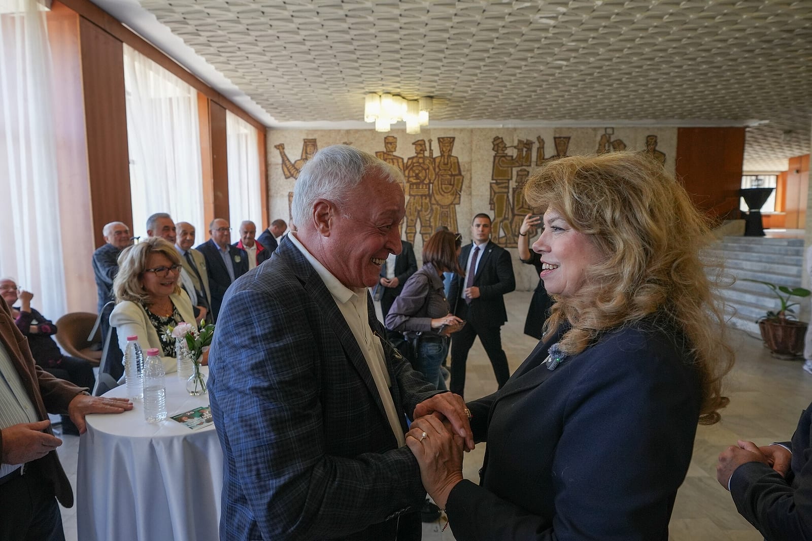 Илияна Йотова се здрависва усмихната с гражданин на срещата в Кърджали
