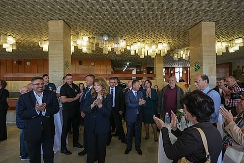 Илияна Йотова сред аплодиращи граждани и членове на местния инициативен комитет в Кърджали