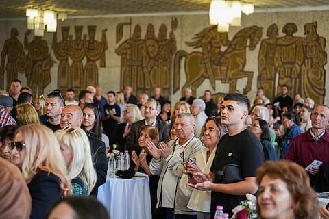 Граждани аплодират на срещата с Илияна Йотова и Кирил Вълчев в Кърджали