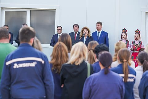 Служители на „Арсенал“ на откриването на новата мощност