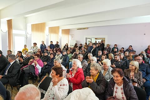 Жители на Кула на срещата с Илияна Йотова в салона на читалището