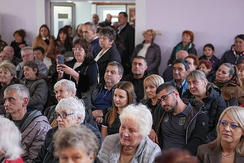 Хората в салона на читалището в Кула