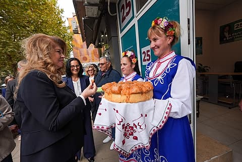 Посрещане с хляб пред предизборния щаб в Левски