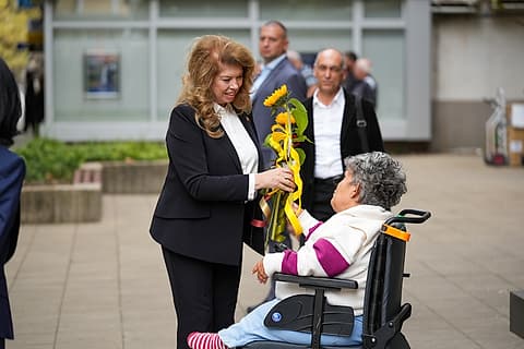 Илияна Йотова получава цветя от жителка на Левски