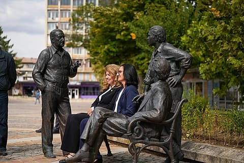 Илияна Йотова при скулптурната композиция „Земляците“ в Левски