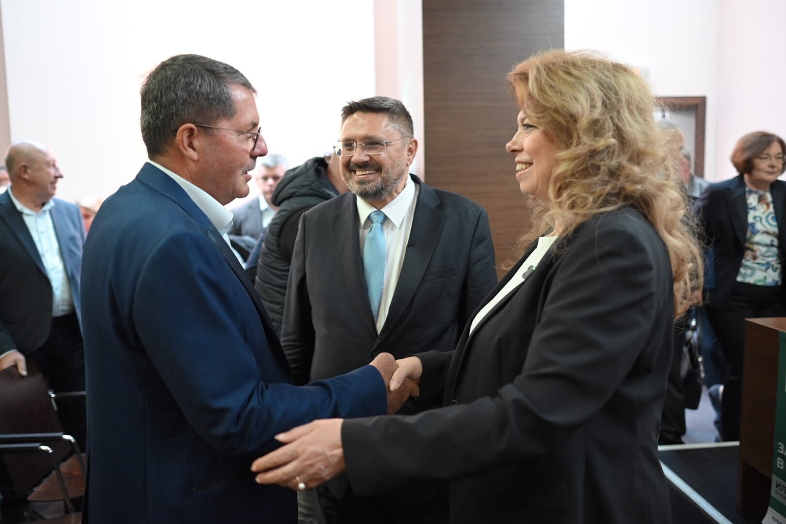 Илияна Йотова поздравява гражданите в залата в Ловеч