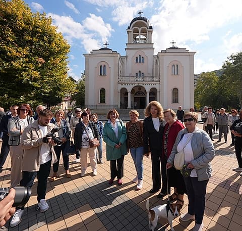 Илияна Йотова с жители на Ловеч