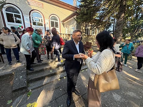 Кирил Вълчев поздравява жители на Мадара