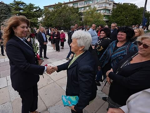 Илияна Йотова поздравява жители на Нови пазар