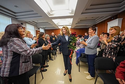 Илияна Йотова сред хората в залата