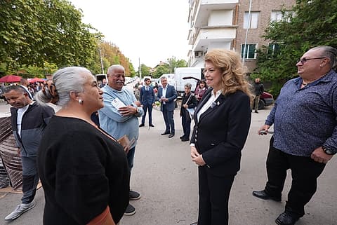 Илияна Йотова разговаря с жители на Павликени