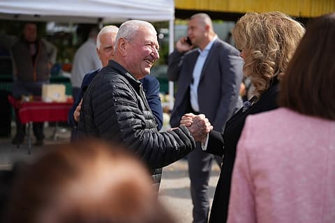 Жител на Павликени поздравява Илияна Йотова
