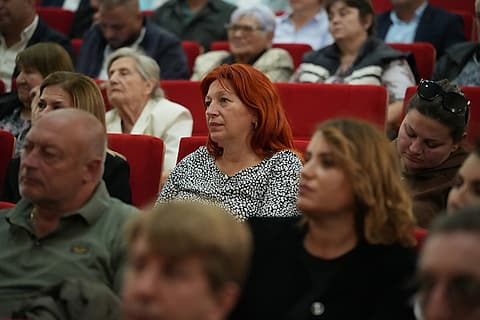 Жители на Павликени на срещата с Илияна Йотова