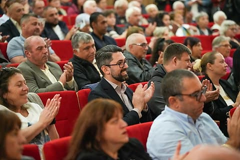 Публиката аплодира на срещата в Павликени