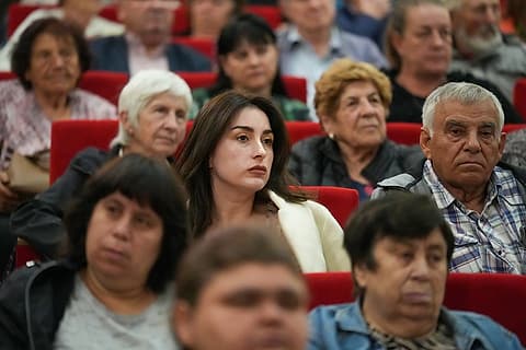 Жители на Павликени слушат Илияна Йотова