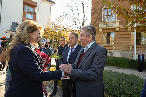Илияна Йотова поздравява посрещачите в Перник