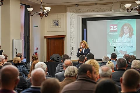 Илияна Йотова говори на срещата с граждани в Перник