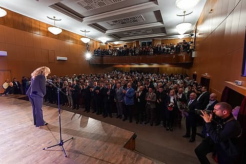 Илияна Йотова на сцената пред препълнения салон на читалище „Съгласие 1869“