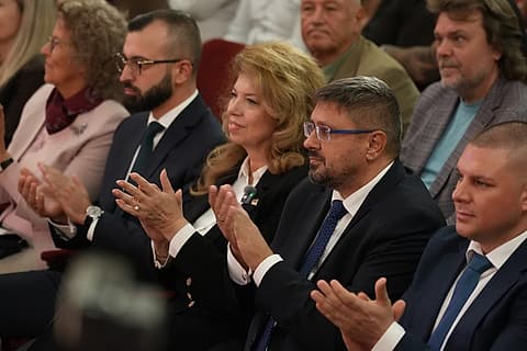 Илияна Йотова и Кирил Вълчев на първия ред в салона