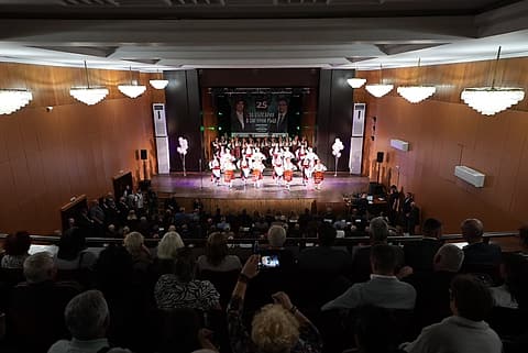 Фолклорен ансамбъл на сцената преди срещата в Плевен