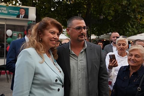 Илияна Йотова с гражданин на главната улица в Пловдив