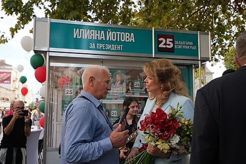 Илияна Йотова и Кирил Вълчев сред гражданите в зала „Сила“
